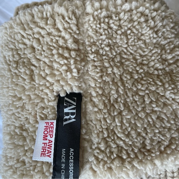 Zara toddler knit infinity scarf neck warmer with pom poms - Picture 2 of 2